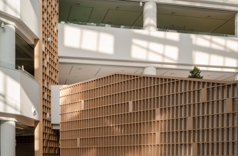 the lattice elements are arranged in different orders, filled with high quality sound-absorbing materials, which effectively reduce the problem of noise in large spaces - Photographer: SHI Yunfeng