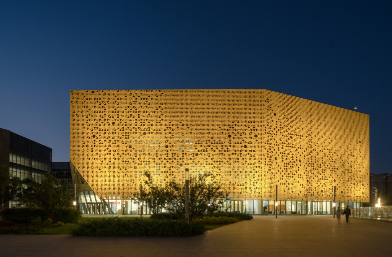 the night view of exterior of library building of Zhangjiakou - Photographer: SHI Yunfeng