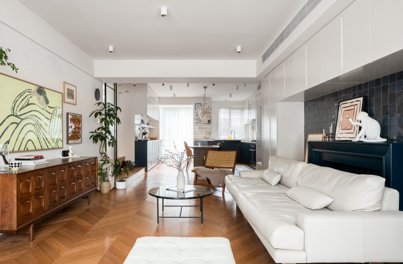 An open and bright living room, connecting south and north. - Charles LV