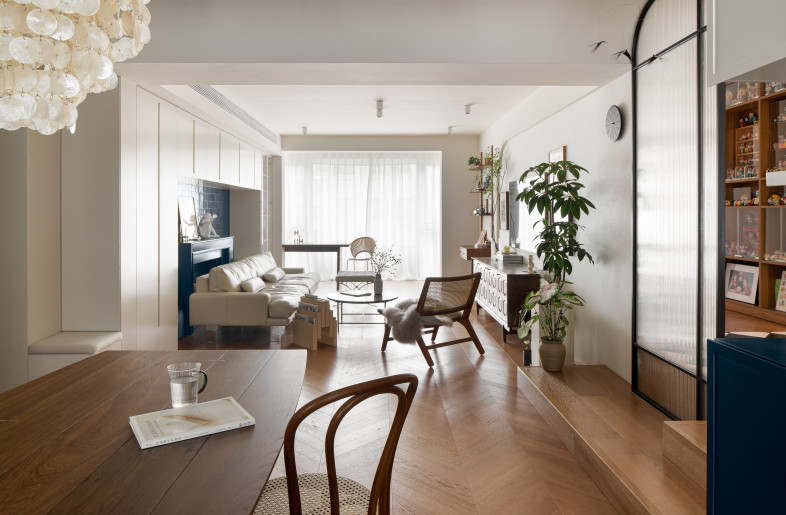 Surprise in layout: free flowing plan - Charles LV