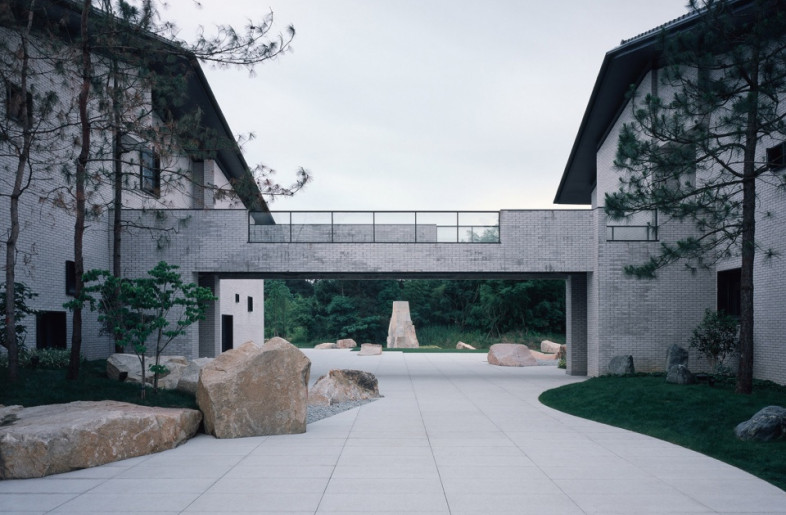 Passageway: the corridor and the buildings frame the scenery, encouraging visitors to meander into the outer garden - Hao Chen