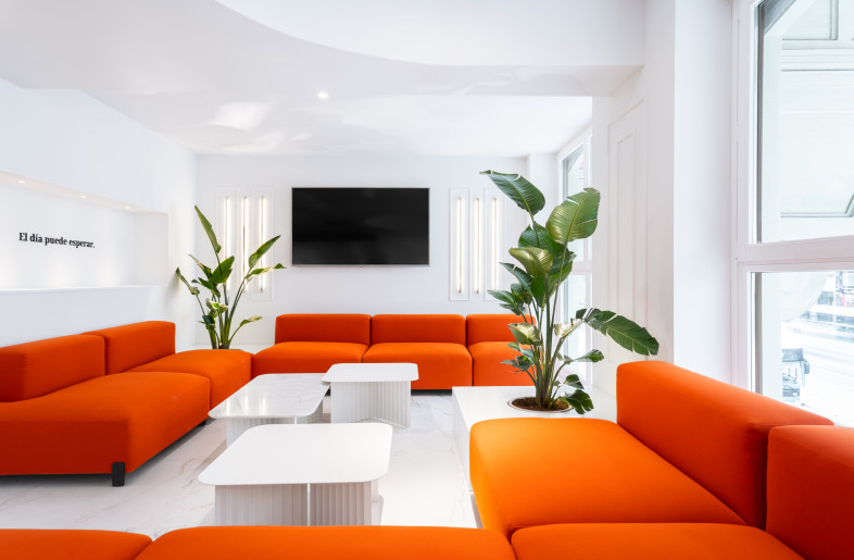 The living room, located on the second floor and with exceptional views of Gran Vía, turns into a multifunctional and flexible space that adapts to different consumption moments, as well as to the needs of different guests. - Caulin Photo