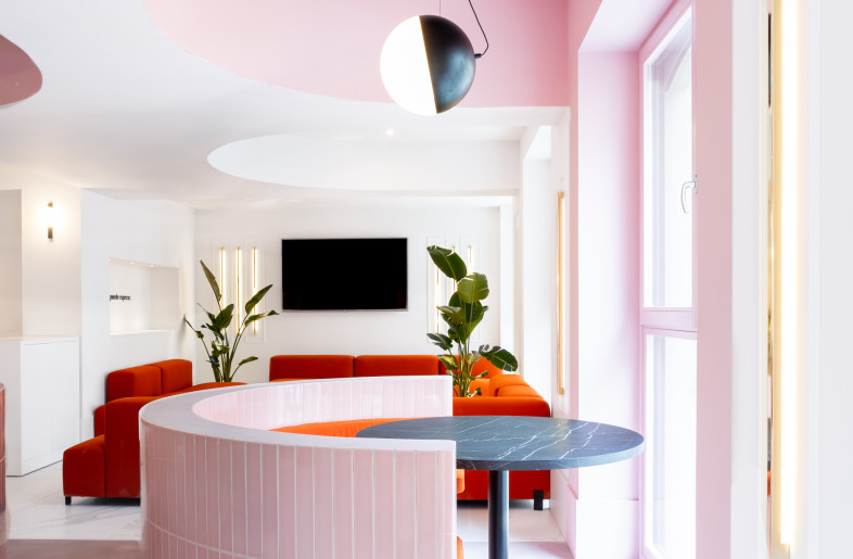 These semicircular structures enhance intimacy and are reminiscent of a loge, as guests can observe Madrid’s busiest avenue without being seen. - Caulin Photo