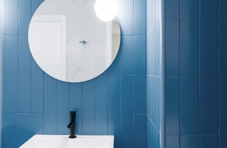 The nod to the building’s past is combined with other more modern materials, such as porcelain tiles, metals and tiles in fresh colors. - Caulin Photo