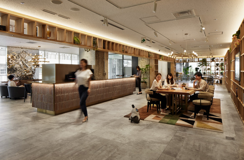 This HUB station of employees’ collaboration was designed based on the concept of knowledge accumulation. We have put a message, "New ideas generated in this place will be accumulated to develop as a knowledge of the future” into the design. Lattice made of raw wooden blocks display arts and books which will be updated accordingly. Rough and rustic materials were employed to create a casual atmosphere,  allowing people to meet coincedenntally, socialize and feel connected. - CAFE