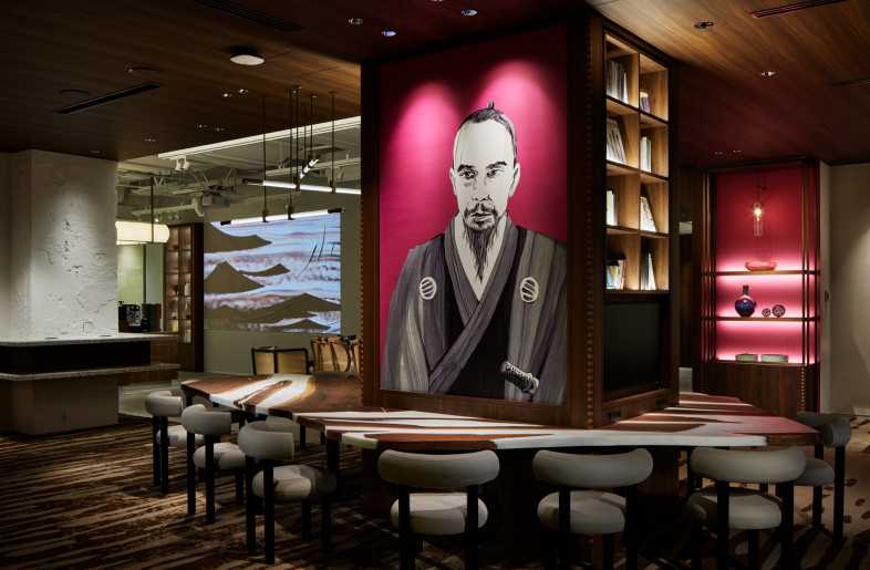 In this collaboration venue we aimed at conveying extraordinary hospitality. We expreArtworks depicting Sakuma Shozan, the thinker of the “Bakumatsu (the final years of the Edo period)”, was installed to symbolize the new workstyle in this office. Shozan had lived in the neighborhood. - CROSSOVER Design Salon