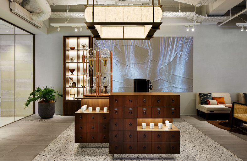 In this collaboration venue we aimed at conveying extraordinary hospitality. We expressed our company’s design policy,  "Combine new value while making use of the  old," by merging simple texture of concrete with sophisticated Japanese technology. Art wall decorated with “Sakan,” an ancient Japanese plasterer technology combines a wall monitor which visualizes our collaboration with various clients using state of the art digital movie technology. - CROSSOVER Design Salon