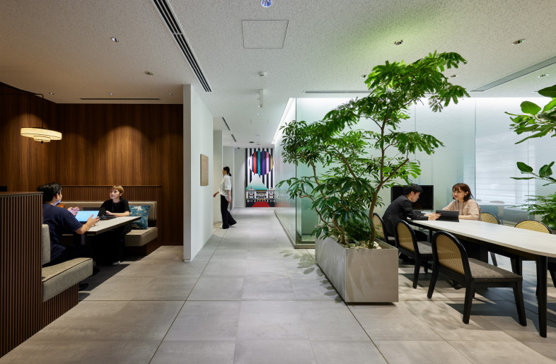 This space where collaboration between employees takes place was designed to bring a feeling of "Working at a second house". People can work wherever they want to suit their mood and purpose, just like at home or café. Earth tone colored space, incorporating biophilic design was made to create friendly and relaxing atmosphere. Conversation is born naturally in this comfortable and casual workplace. - WORK SPACE