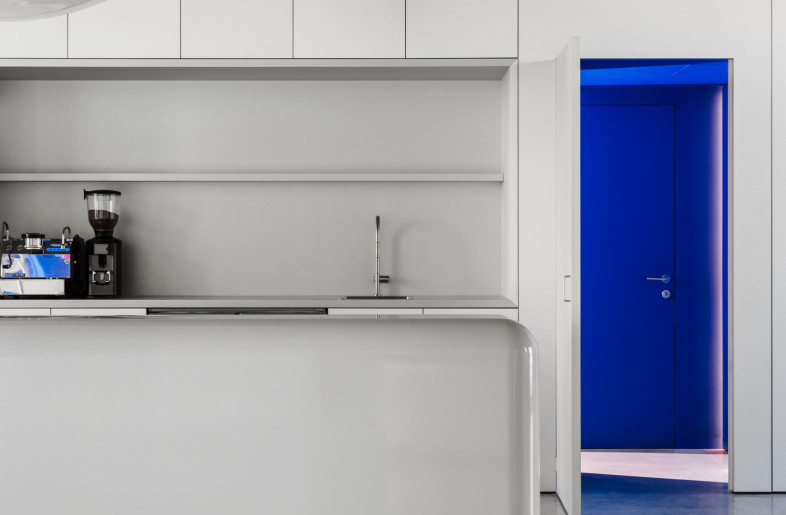 Counter / Coffee / Bar > view on toilet - Skinn - Bob Janssens