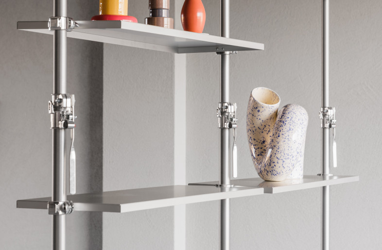 Detail flexible wall display system / shelves detail - Skinn - Bob Janssens