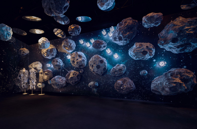 Galaxies Through：Motor with gear and slider and program to achieve meteorite movement, combined with mechanical flower opening and closing flashing, to create a fully immersive interstellar crossing scene. - Zhaoliang Qin