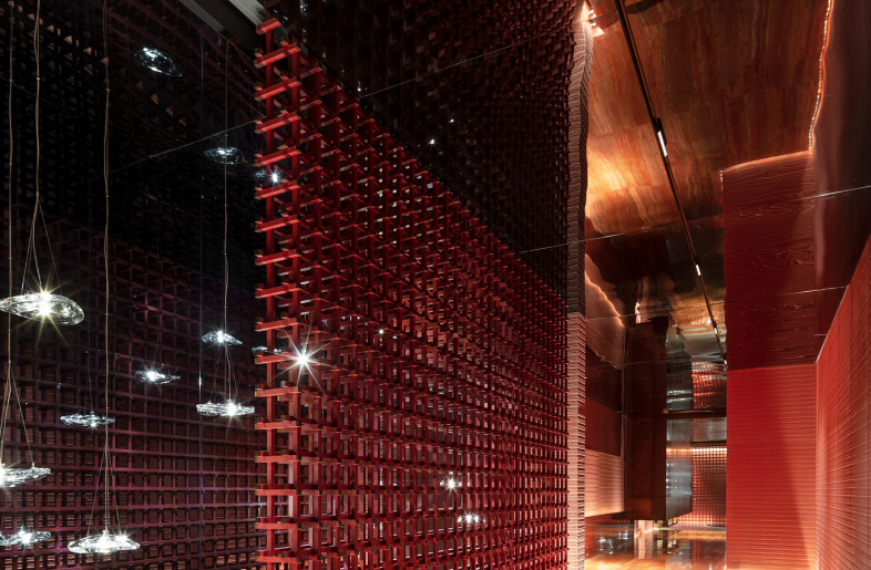 From the reception desk to the waiting area, a variety of red travel through the corridor as horizontal and vertical wooden structures with rich wall textures. - Luo Wen & Zhong Yonggang