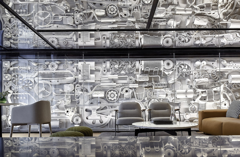 The biggest feature of the space is the decorative wall composed of auto parts - Zhang Xi