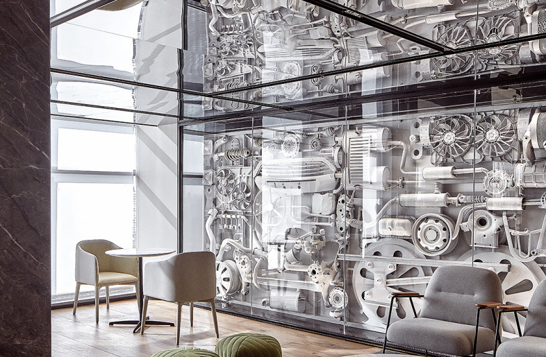The biggest feature of the space is the decorative wall composed of auto parts - Zhang Xi