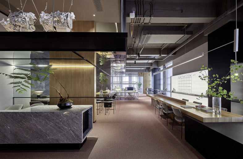 The mezzanine in the space has two areas: Conference and exhibition. We give the installation art works in the exhibition area a high contrast lighting form, and the conference room emphasizes desktop lighting. - Zhang Xi