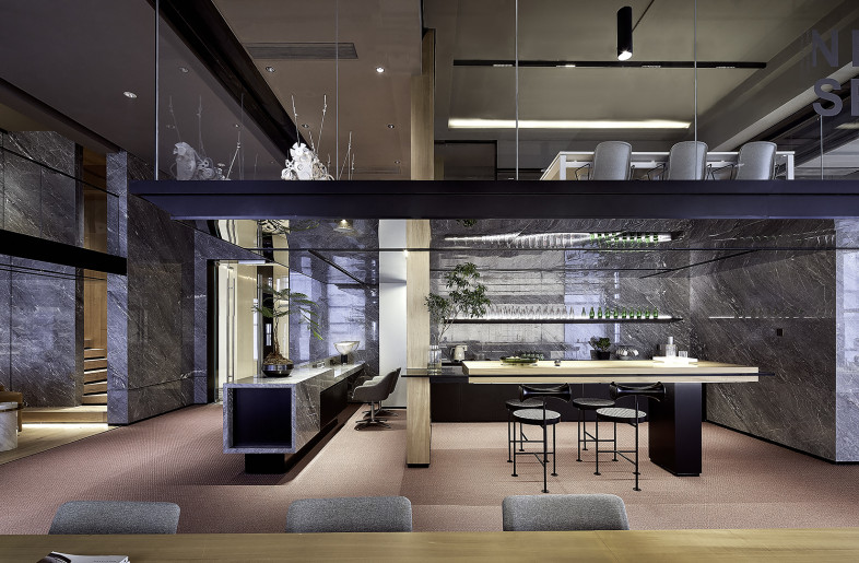 The mezzanine in the space has two areas: Conference and exhibition. We give the installation art works in the exhibition area a high contrast lighting form, and the conference room emphasizes desktop lighting. - Zhang Xi