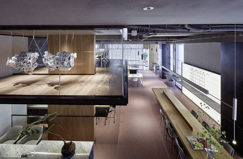 The mezzanine in the space has two areas: Conference and exhibition. We give the installation art works in the exhibition area a high contrast lighting form, and the conference room emphasizes desktop lighting. - Zhang Xi