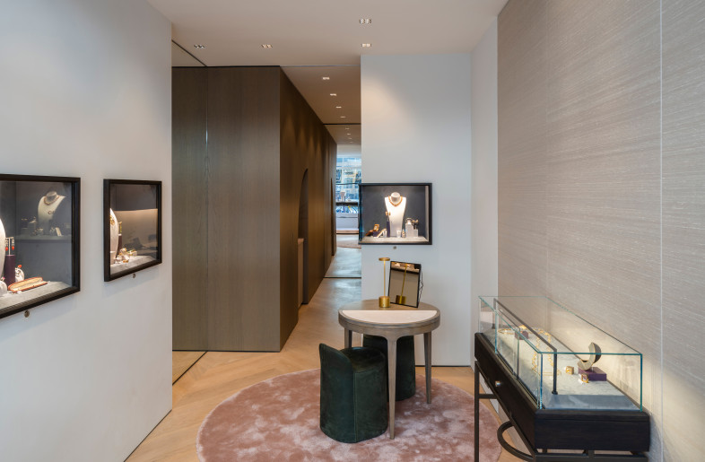The boutique is designed as one continuous space. The open, welcoming front area gradually transitions towards the more private back room with its characteristic walnut-clad element - Jordi Huisman