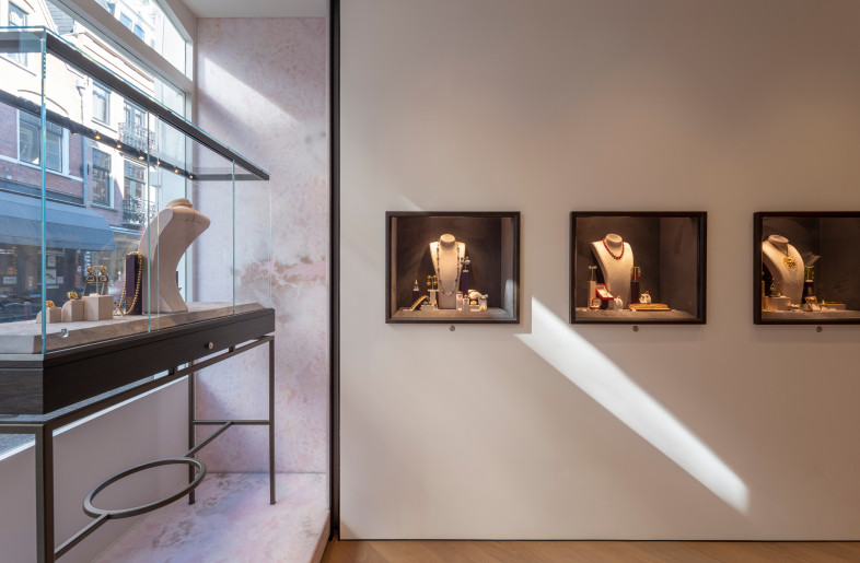 A harmonious palette of pink onyx, silk and oak offers a calm and warm entrance area - Jordi Huisman