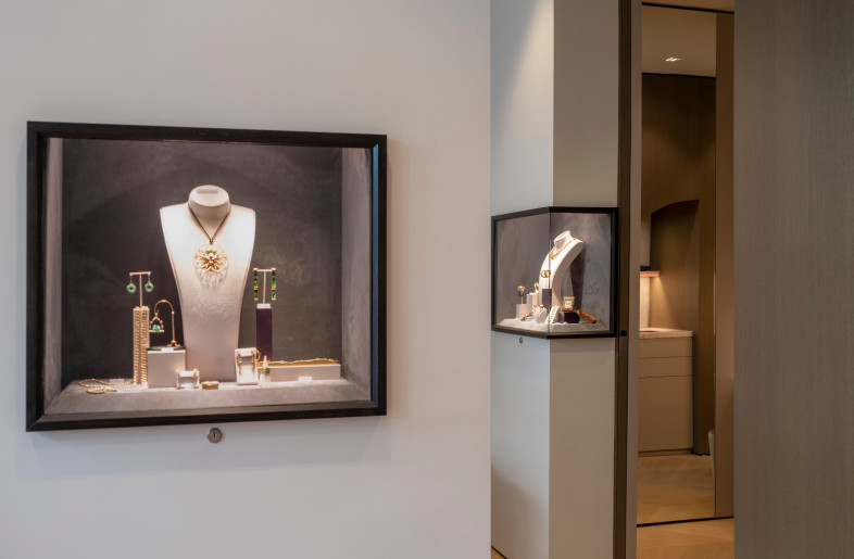 Wall integrated showcases house the pieces of jewellery - Jordi Huisman
