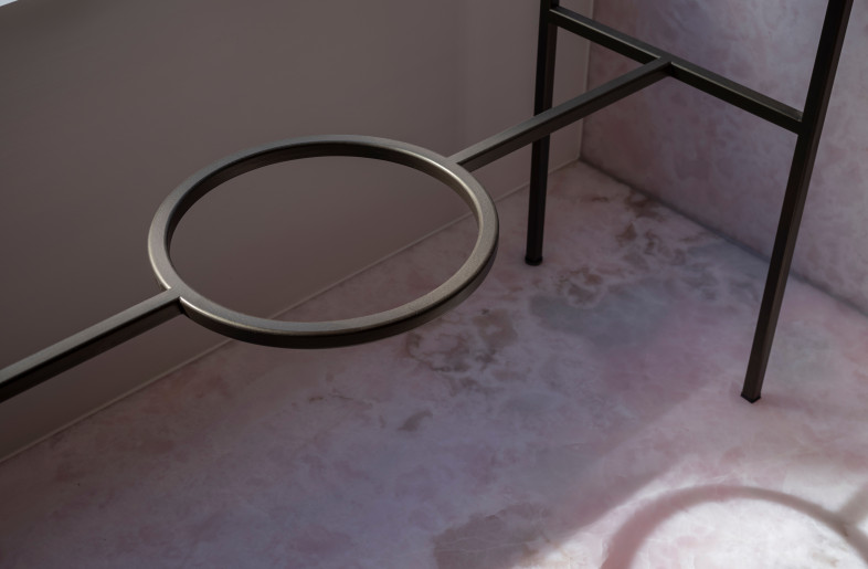 Detail of the window showcase, surrounded by pink onyx cladding - Jordi Huisman