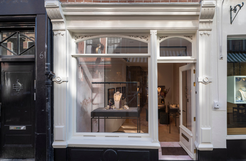 Window front of the Marjan Sterk Boutique - Jordi Huisman