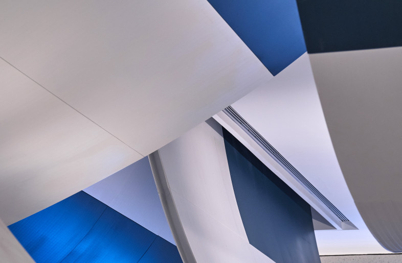 The curved surface of the ceiling uses lighter aluminum alloy material to give people a weightless feeling. - Jonathan Leijonhufvud Architectural Photography