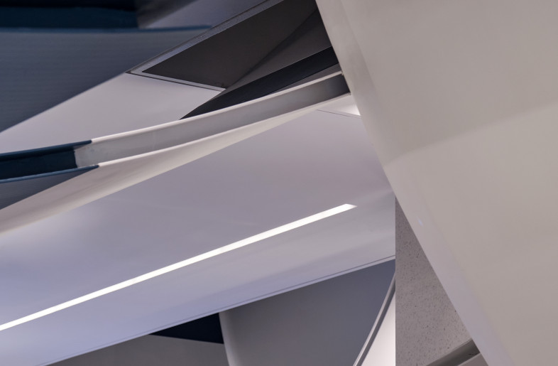 The curved surface of the ceiling uses lighter aluminum alloy material to give people a weightless feeling. - Jonathan Leijonhufvud Architectural Photography