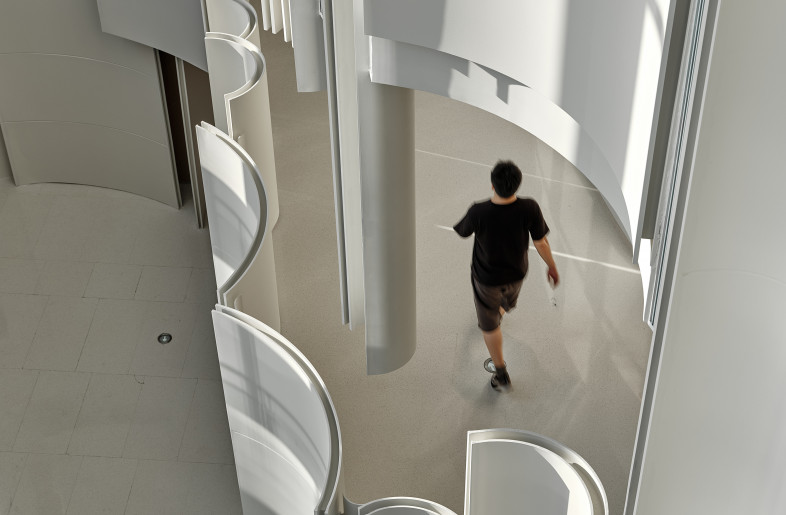 The full-height arc-shaped metal plates are fixed between the floor slabs on the 2nd and 3rd floors. - Jonathan Leijonhufvud Architectural Photography