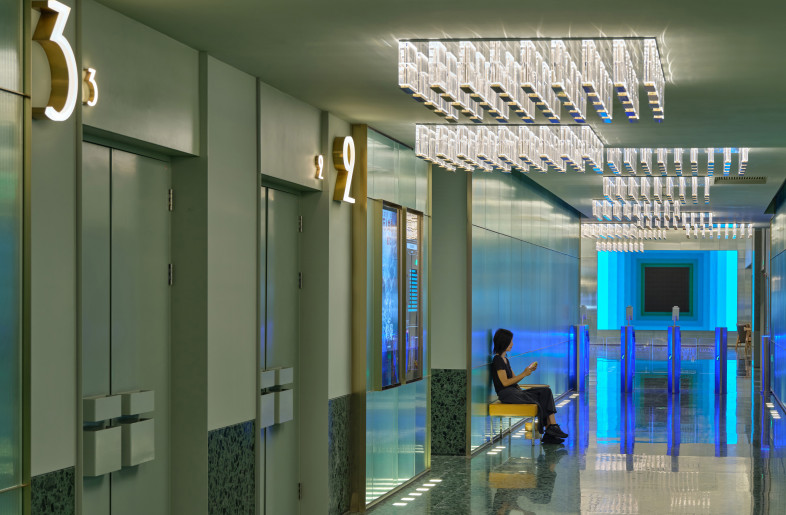 At the same time, the permeability of the glass and the special reflection formed by the glass create a stronger visual impact. The blurred light and elongated shadows work together to give the audience a mirage-like optical experience. - Jonathan Leijonhufvud Architectural Photography