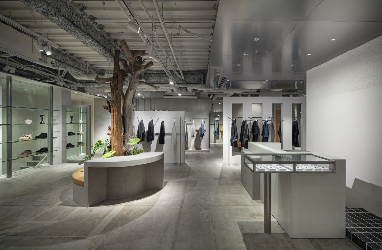 2F interior- Trees thinned to protect forests are turned into an art piece in the shop. - KENTA HASEGAWA