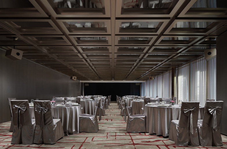 The same space can instantly change into different modes of group dining, quiet space, small private room, meeting space, entertainment space and so forth. - Three Images