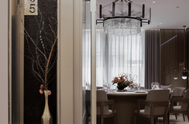 The design maximizes the use of space which has no clear boundary and can be personalized according to different use needs. - Three Images