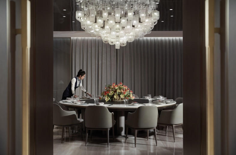 To solve the problem of constricted indoor height, the designers use mirror, matte surface and other surface treatments to create a transparent and smooth visual effect. - Three Images