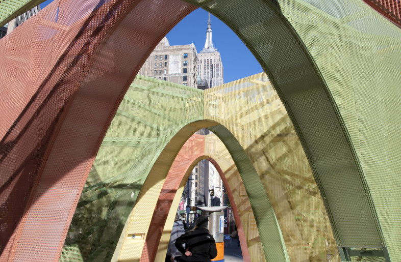 Interwoven’s archways, hammock, and benches are constructed with a steel framing, netting, resin panels, and high-density cork. - Martin Seck and Flatiron/23rd Street Partnership