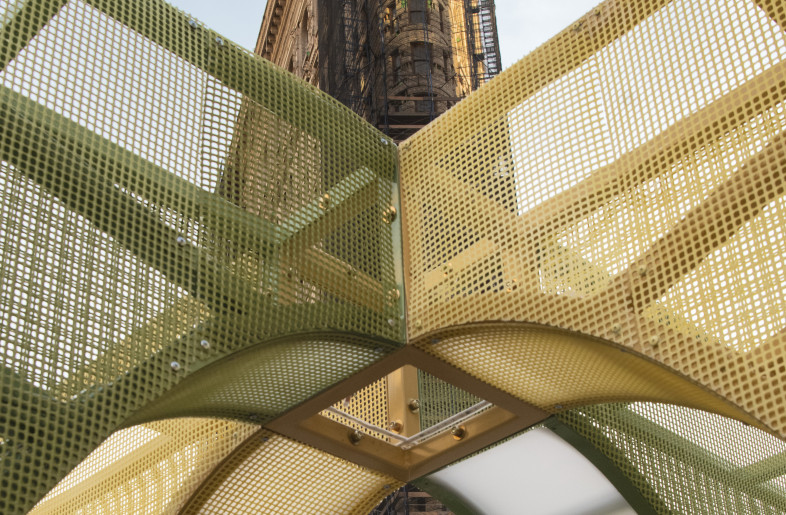 Visitors captured views of the famous Flatiron Building through Interwoven’s parabolic structure. - Martin Seck and Flatiron/23rd Street Partnership