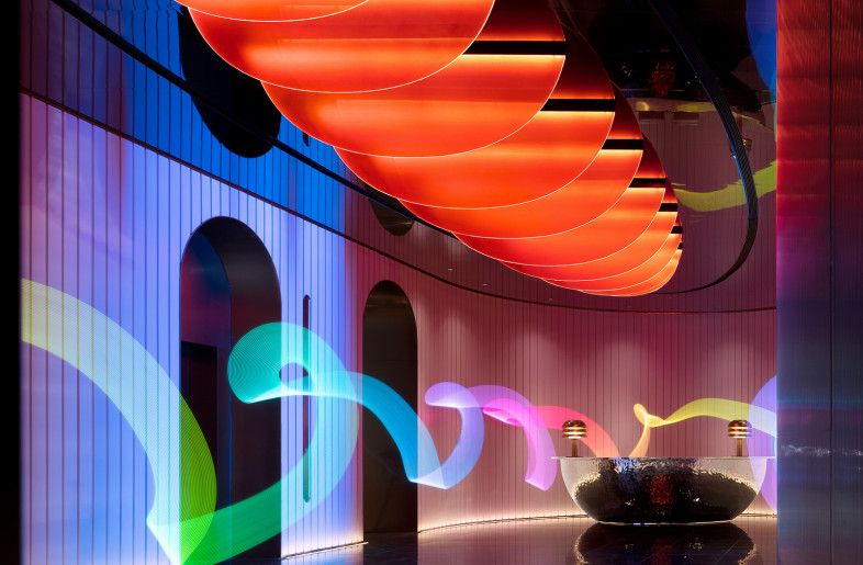 The lanterns on both sides of the foreground emit warm and rich light sources, creating an immersive viewing experience. - Shi Xiang Wan He