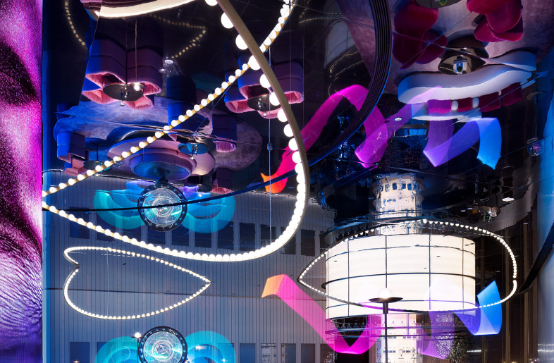 The water bar area uses warm yellow light color to create the high light color of the space, creating a sense of time and space overlap in the slightly dim scene atmosphere, so that customers can freely and comfortably travel through it and enjoy the beauty of life. - Shi Xiang Wan He