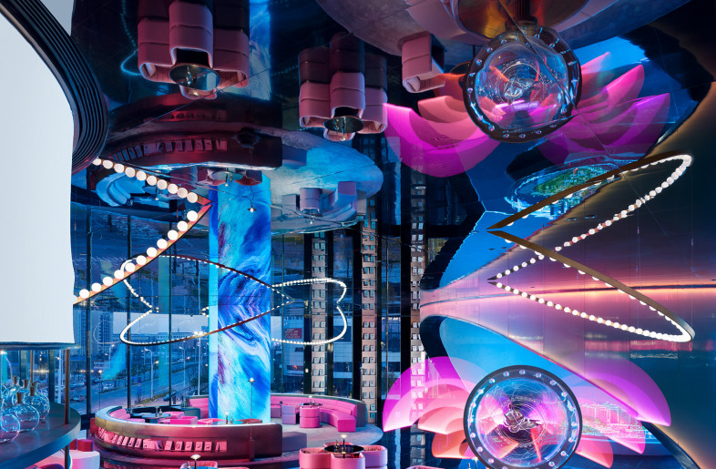 The future technology art installation built with the Sunburst bear as the main character logically becomes the focal point in the space. - Shi Xiang Wan He