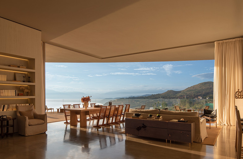 Open the door to see the mountain, open the window to enjoy the scenery, and completely incorporate the vastness and panoramic view of the pitching world into the room. - Shi Xiang Wan He
