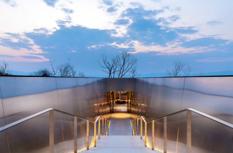 It is very close and interlocking linkage from the building, the landscape to the interior space. - Shi Xiang Wan He
