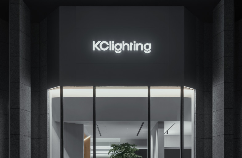A large floor-to-ceiling glass window. - Zhang Chao, Luo Canhui