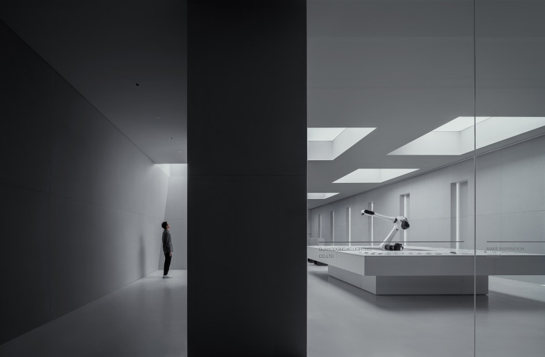 Entrance is set on one side, and the other side is a large floor-to-ceiling glass window. - Zhang Chao, Luo Canhui