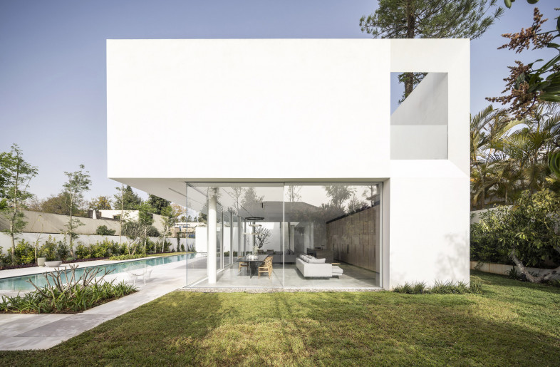 east façade, A view towards  the Livingroom and the Upper balcony - Amit Geron