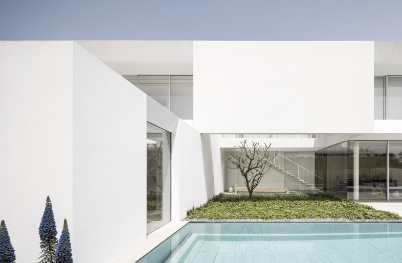 A view of the encounter between the pool, the house and the  main patio - Amit Geron