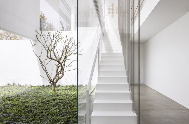 A view of the stairs, the main patio, and the entrance area - Amit Geron