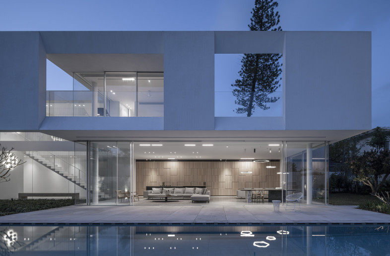 A night view of the the living room and the entrance area - Amit Geron
