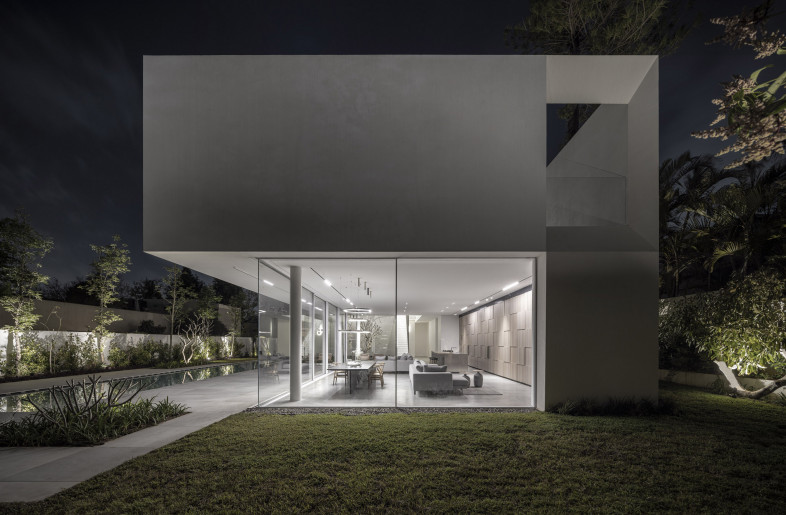 east façade, A night view towards  the Livingroom and the Upper balcony - Amit Geron