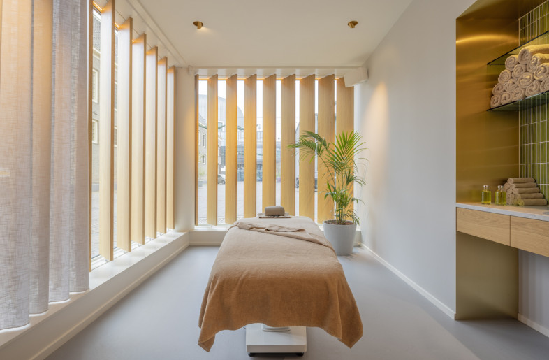 treatment room - Wouter Van Der Sar
