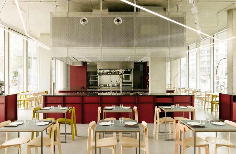 Der Entwurf für das REMI zeigt die Parallelen zwischen gutem Design und gutem Essen. Ester Bruzkus Architekten haben ein Restaurant für die Gastronomen Lode van Zuylen und Stijn Remi geschaffen, das hell und sorgfältig detailliert ist, und aus architektonischen Materialien besteht, die sich wie eine gut zubereitete Speise zusammenfügen. - Robert Rieger
